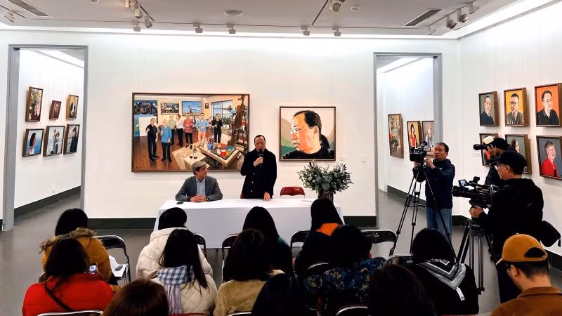 Triển lãm thu hút đông đảo người xem yêu nghệ thuật, đặc biệt nhiều nhân vật là nguyên mẫu trong tranh cũng có mặt.