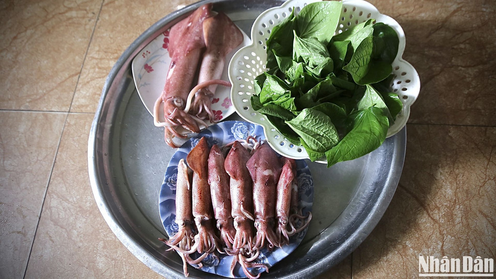 Mực nhảy được chế biến thành nhiều món ăn khác nhau, nhưng ngon nhất khi được vớt từ biển lên, rửa sạch, luộc hoặc sơ chế làm gỏi mực. Mực có vị ngọt, giòn, tươi, độ dinh dưỡng cao, dễ dàng chinh phục khẩu vị của thực khách. Hiện nay, mực nhảy Vũng Áng đã tạo được thương hiệu và trở thành một sản phẩm du lịch hấp dẫn du khách cả nước.