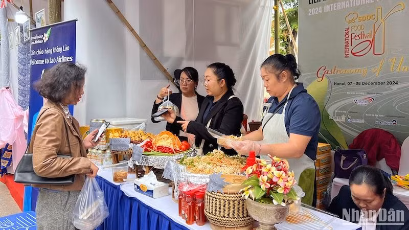 Xôi nếp Lào, bún xào trứng, lạp Lào... không chỉ thơm ngon mà còn được trình bày rất bắt mắt.