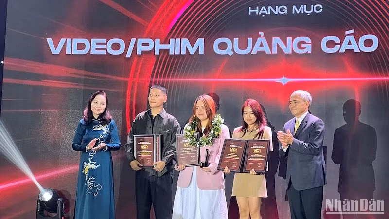 Các tác giả được đề cử hạng mục Video/Phim quảng cáo xuất sắc được Ban tổ chức vinh danh, trao chứng nhận.