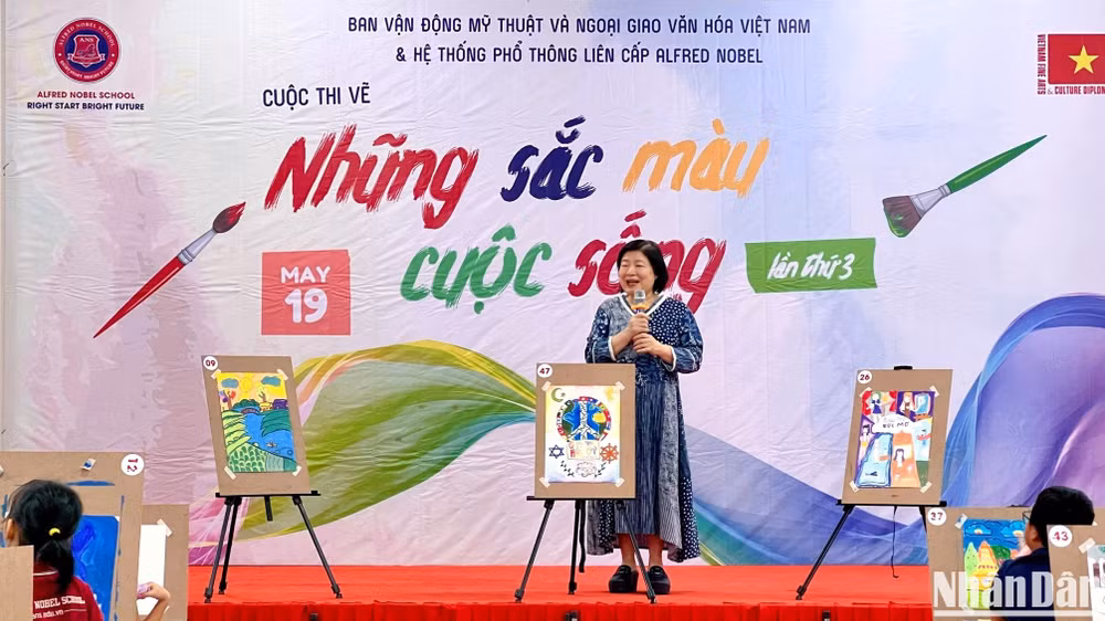 Bà Đào Thị Liên Hương cùng 3 bức tranh được chọn đi trưng bày tại Geneve (Thuỵ Sĩ) trong tháng 6 tới đây.