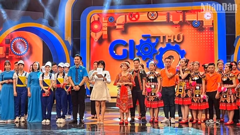 Công nhân, người lao động thể hiện tài năng nghệ thuật.