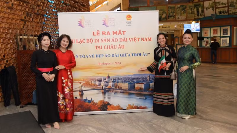 Chủ nhiệm Câu lạc bộ Di sản áo dài Việt Nam Nguyễn Thị Thanh Tâm (người mặc áo dài đỏ) bày tỏ niềm xúc động, tự hào trước sự đoàn kết của các thành viên Câu lạc bộ trong khu vực châu Âu, đồng thời khẳng định sẽ tiếp tục tổ chức nhiều hoạt động thiết thực, ý nghĩa nhằm quảng bá áo dài và di sản văn hóa Việt Nam trong thời gian tới.