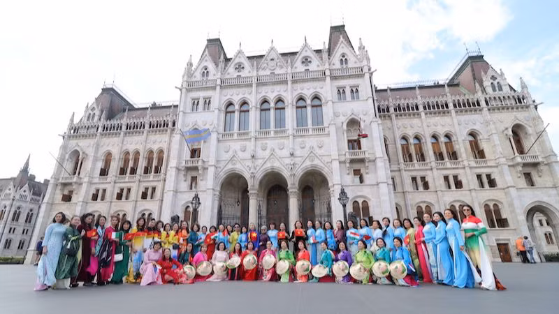 Muôn màu áo dài Việt Nam tung bay giữa châu Âu.