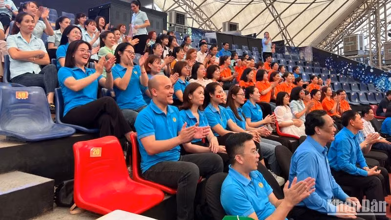 Khán giả nhiệt tình cổ vũ các đội chơi.