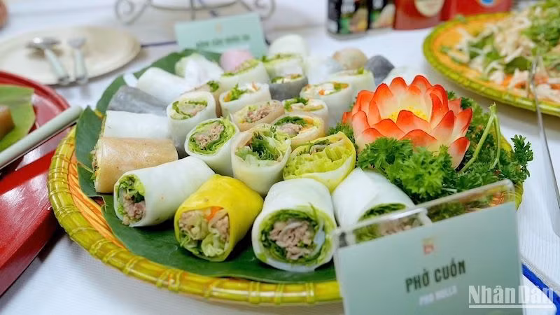 Phở cuốn Hà Nội, món ăn đầy sáng tạo được thực khách trong và ngoài nước yêu thích.