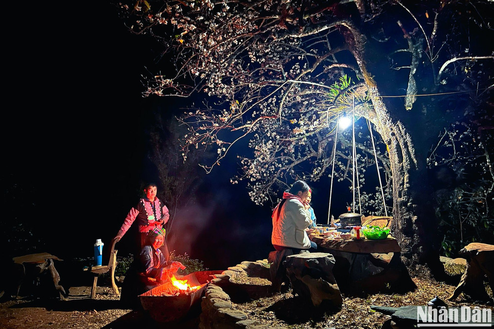 Dùng bữa tối dưới gốc sơn tra hơn trăm năm tuổi, bên ánh lửa bập bùng và lắng nghe tiếng hát, điệu khèn của người H'Mông, du khách nhận được những ấn tượng và xúc cảm khó phai.