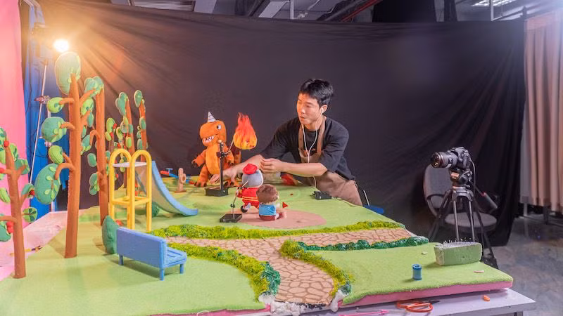 Nhân sự Sconnect hầu hết là người Việt trẻ năng động và giàu đam mê, với khả năng đảm nhận từ thiết kế đồ hoạ vi tính cho tới sản xuất đạo cụ thủ công. (Ảnh: Sconnect Việt Nam)