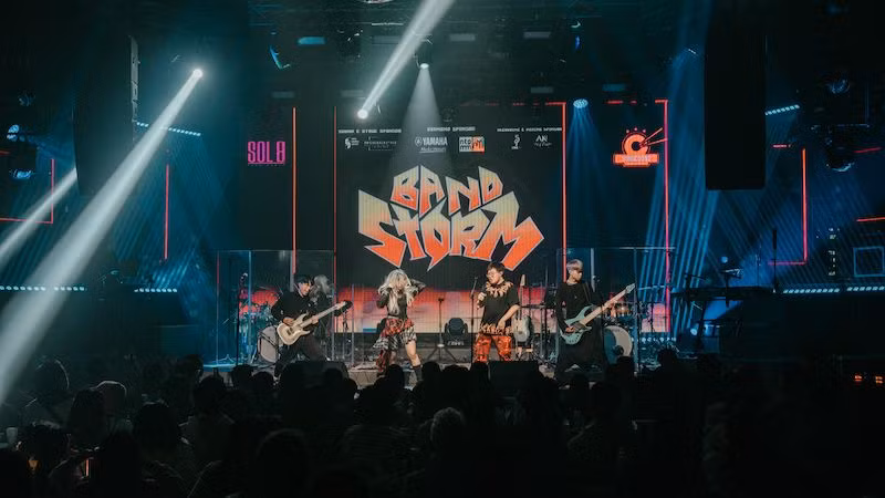 Màn trình diễn sôi động của ban nhạc Bluemore.