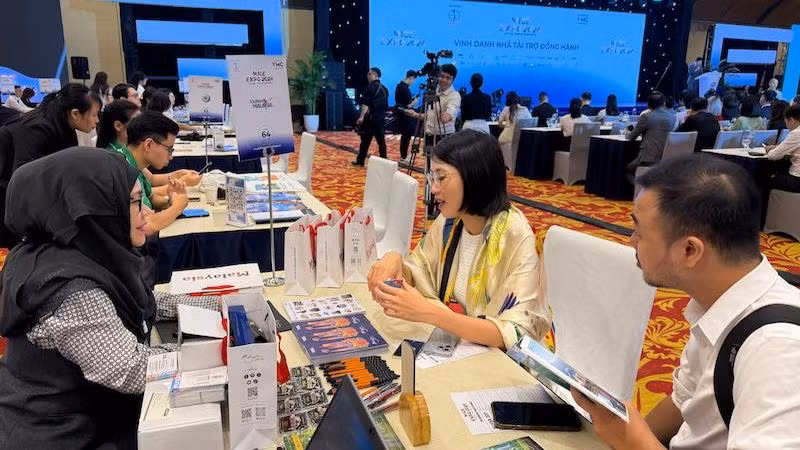 Khách tham quan tìm hiểu về Malaysia tại Triển lãm Du lịch MICE. (Ảnh: TOURISM MALAYSIA) Khách tham quan tìm hiểu về Malaysia tại Triển lãm Du lịch MICE. (Ảnh: TOURISM MALAYSIA)