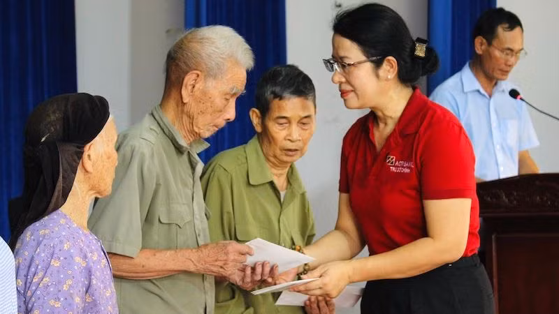 Bà Nguyễn Thị Phượng tặng 5 phần quà (mỗi phần 5 triệu đồng) cho các gia đình chính sách tại địa phương. (Ảnh: PHONG TUYẾT)