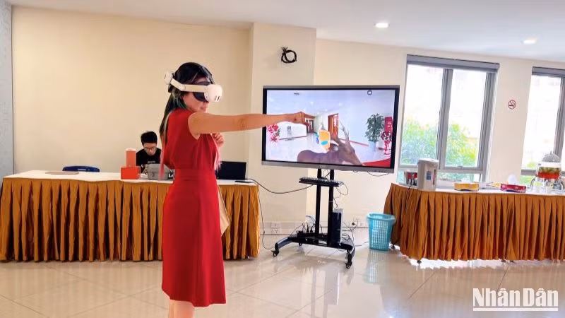 Khách mời trải nghiệm công nghệ thực tế ảo tăng cường (AR) của Techcity trong khuôn khổ Hội thảo. Khách mời trải nghiệm công nghệ thực tế ảo tăng cường (AR) của Techcity trong khuôn khổ Hội thảo.