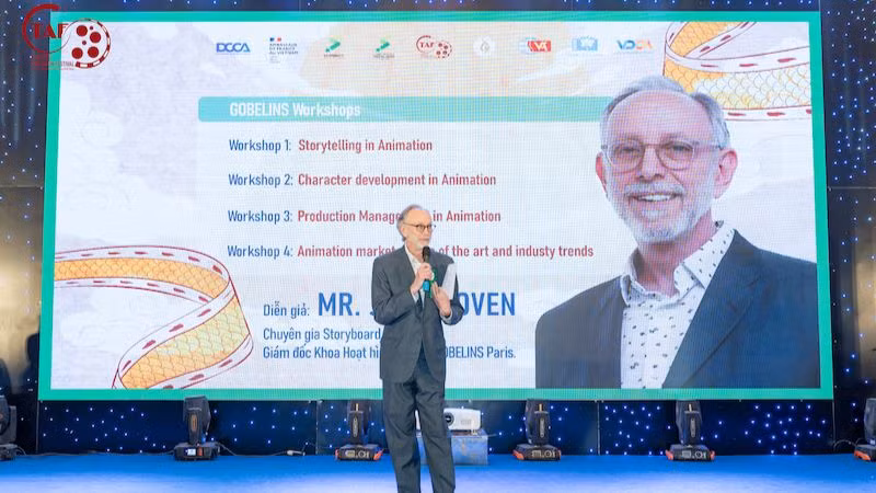Chuyên gia hoạt hình John Coven phát biểu tại buổi lễ. (Ảnh: HÀ QUYÊN)