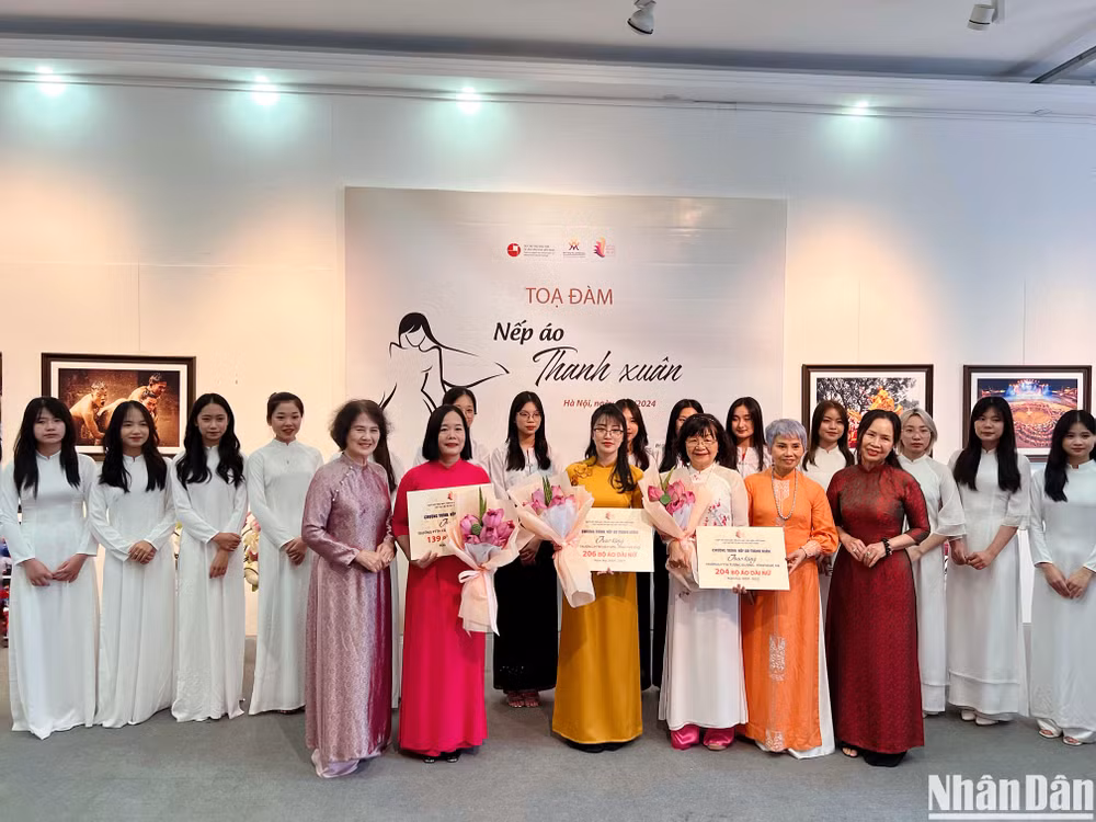 Đại diện giáo viên và nữ sinh 3 trường học nhận tài trợ áo dài từ Ban tổ chức.