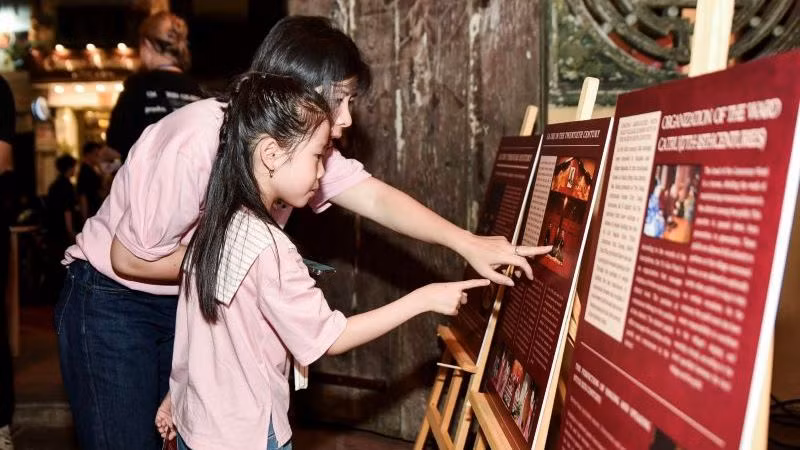 Khách tham quan tìm hiểu thông tin, hình ảnh về ca trù.