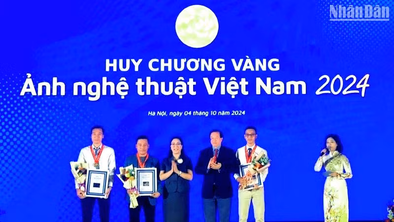 Trao giải cho các tác giả đoạt Huy chương Vàng.