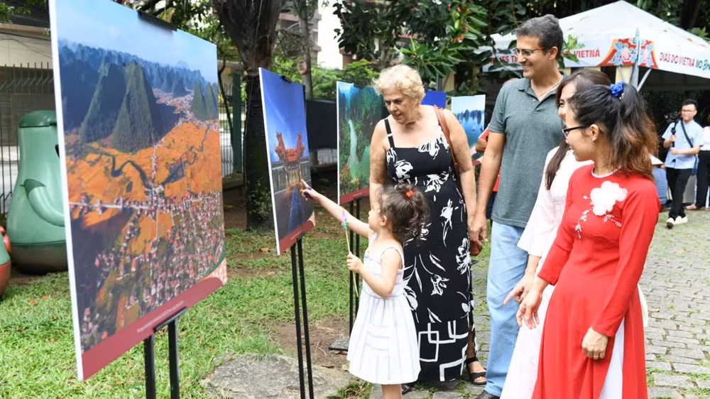 Sự kiện thu hút khách tham quan đa dạng lứa tuổi.