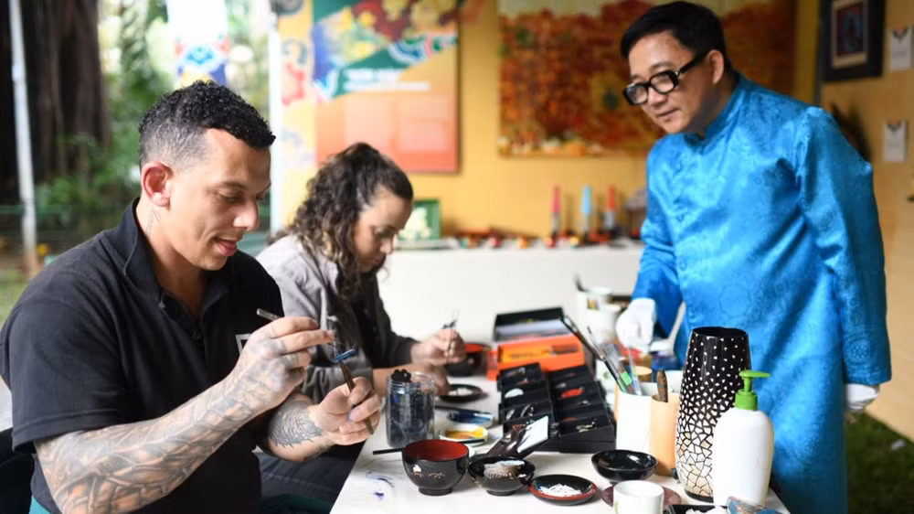 Nghệ thuật sơn mài Việt Nam trên tay các bạn trẻ Brazil.