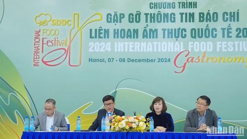 Ban tổ chức và nhà tài trợ cung cấp thông tin, trả lời các câu hỏi về thành phần, công tác tổ chức Liên hoan.