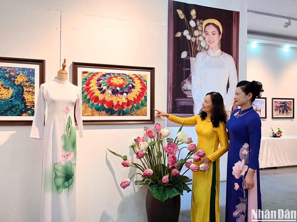 Người xem thưởng thức triển lãm ảnh "Di sản quanh ta" của nữ nghệ sĩ nhiếp ảnh Minh Hải tại không gian tổ chức tọa đàm.