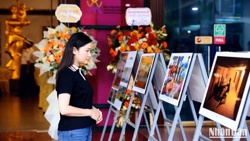 Nhà thơ, nhà báo Lữ Mai bày tỏ sự xúc động trước những bức ảnh vừa có giá trị tư liệu, vừa truyền cảm hứng sâu sắc.