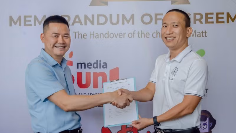 Ông Ngô Xuân Hóa, Tổng Giám đốc Sun Media (bên trái) và ông Tạ Mạnh Hoàng, Nhà sáng lập, Tổng Giám đốc Sconnect (bên phải) ký kết hợp tác chiến lược. (Ảnh: PHẠM QUYÊN)