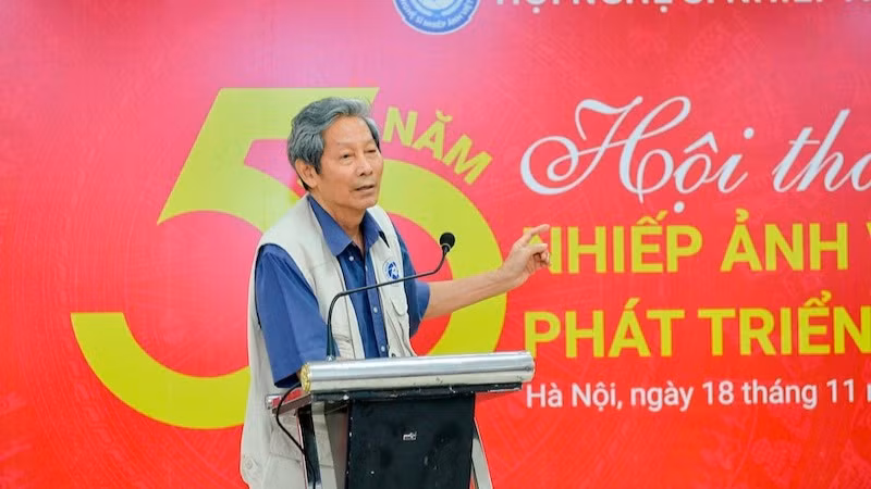 Nghệ sĩ nhiếp ảnh, nhà báo, nhà nghiên cứu lý luận phê bình nhiếp ảnh Chu Chí Thành phát biểu. (ẢNH: HỘI NGHỆ SĨ NHIẾP ẢNH VIỆT NAM)