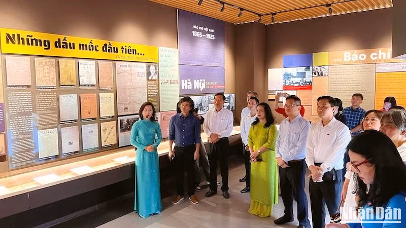 Cũng trong khuôn khổ chương trình, các đại biểu, khách mời đã tham quan không gian Bảo tàng Báo chí Việt Nam, ngôi nhà di sản của các thế hệ người làm báo, nơi lưu giữ, trưng bày trên 35.000 tài liệu, hiện vật qua các thời kỳ của nền báo chí Việt Nam gần một thế kỷ qua.