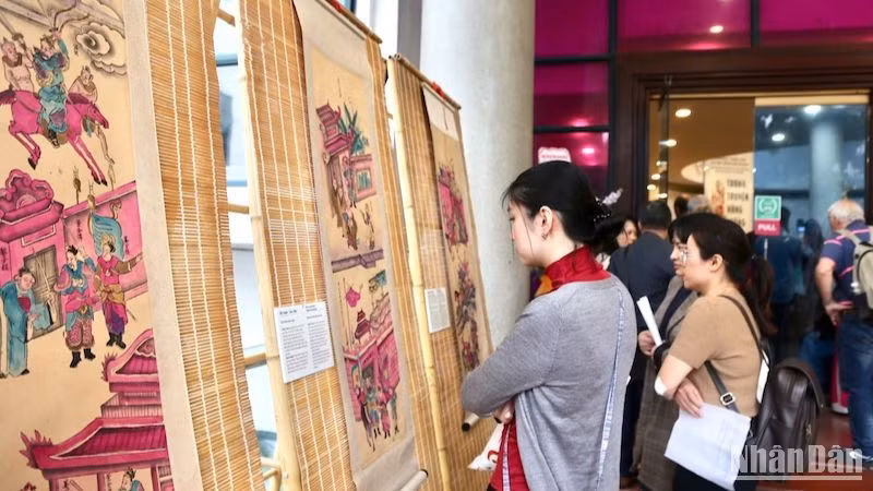 Khách tham quan tìm hiểu về các tích truyện và nhân vật xưa.