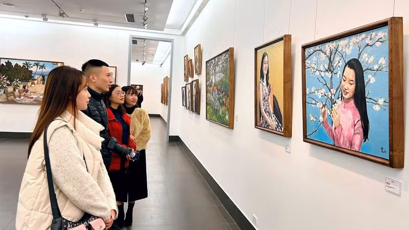 Họa sĩ Phạm Luận vẽ khá nhiều chân dung phụ nữ với vẻ đẹp mềm mại, tươi sáng, mang lại cảm giác ấm áp, dịu dàng.