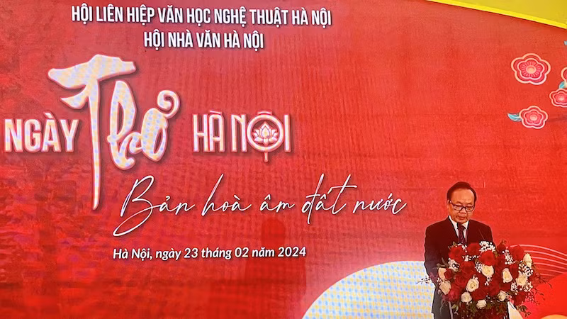 Nhà văn Trần Gia Thái phát biểu khai mạc.