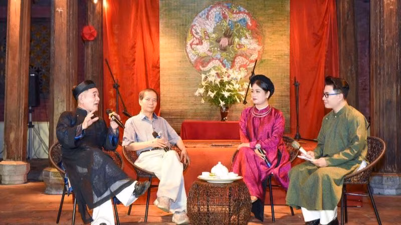 Các diễn giả trao đổi trong talkshow.