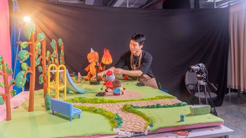 Sản xuất hoạt hình stop motion bao gồm nhiều công đoạn hoàn toàn làm bằng tay. (Ảnh: Sconnect Việt Nam).