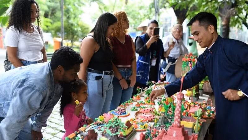 Khách tham quan tìm hiểu nghệ thuật tò he Việt, tự tay nặn hình ảnh yêu thích như chú vẹt, vũ công samba...