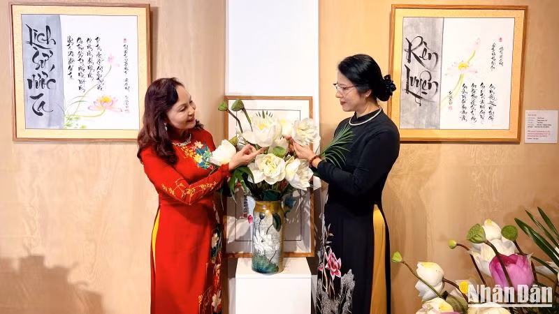 Nghệ thuật thư pháp và hoa sen mang đậm bản sắc Việt Nam thu hút du khách tham quan, tìm hiểu.