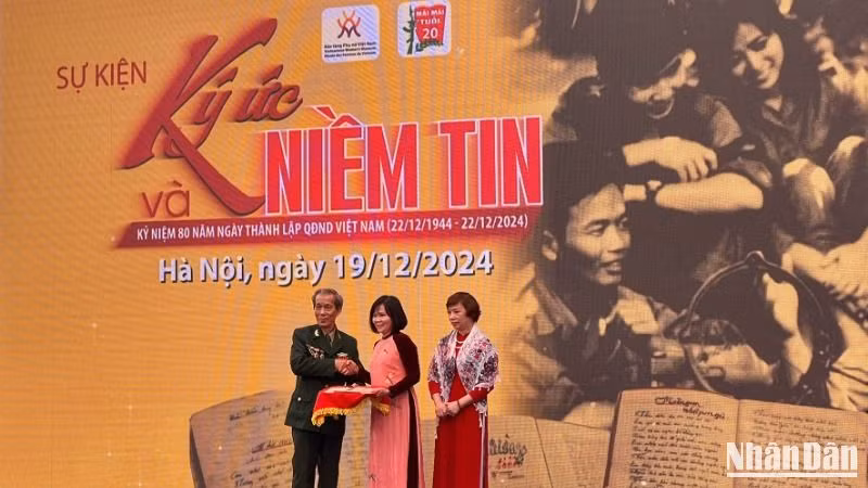 Đại diện Bảo tàng Phụ nữ Việt Nam tiếp nhận các hiện vật được cựu chiến binh hoặc thân nhân trao tặng.