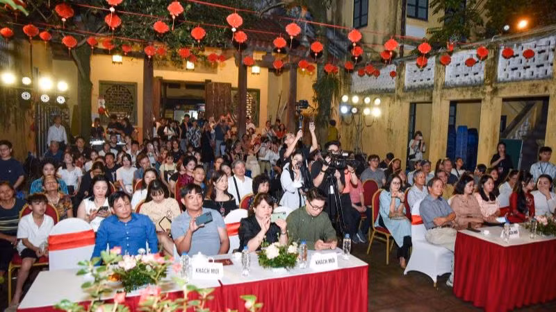 Sự kiện thu hút đông đảo khán giả xem và trải nghiệm văn hóa ca trù.