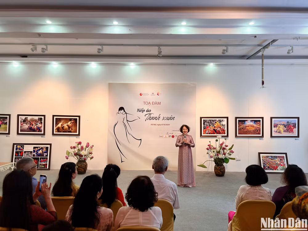 Chủ nhiệm Câu lạc bộ Di sản áo dài Việt Nam Nguyễn Thị Thanh Tâm điều hành chương trình.