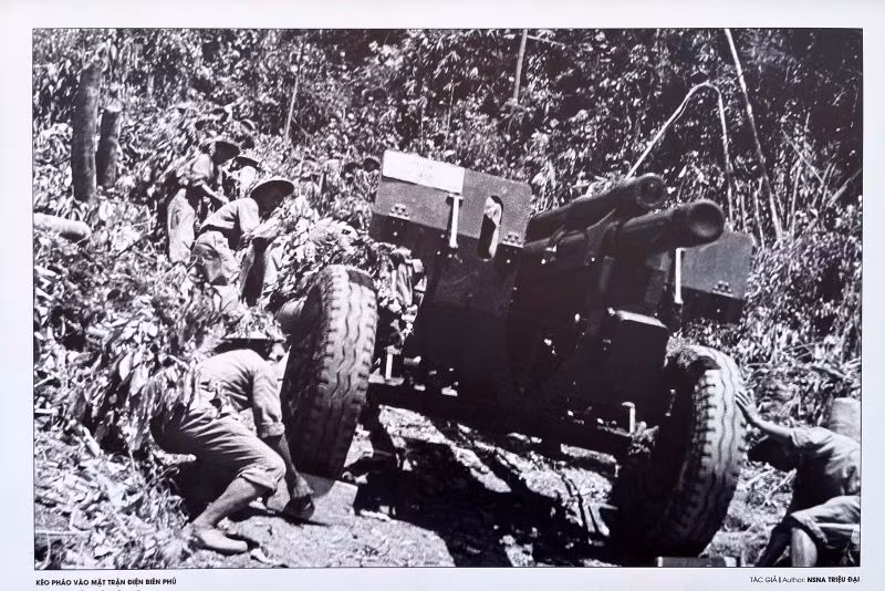 Kéo pháo vào mặt trận Điện Biên Phủ.
