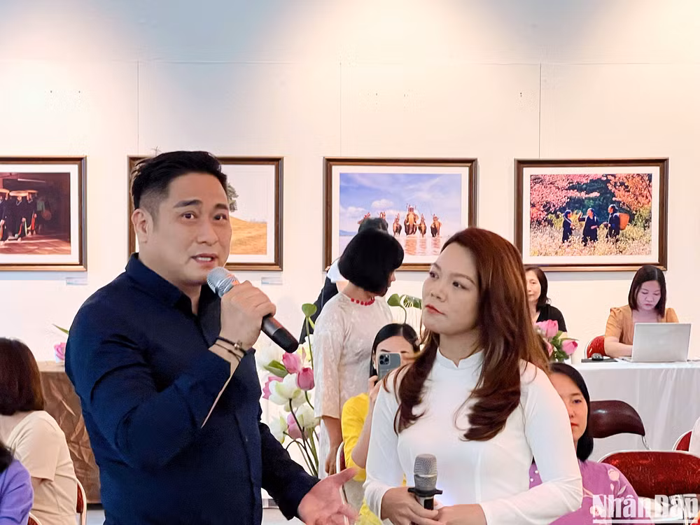 Diễn viên Minh Tiệp thay mặt nam giới tại khán phòng phát biểu ý kiến.