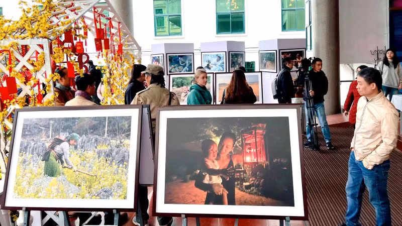 Khách tham quan triển lãm trong ngày khai mạc.