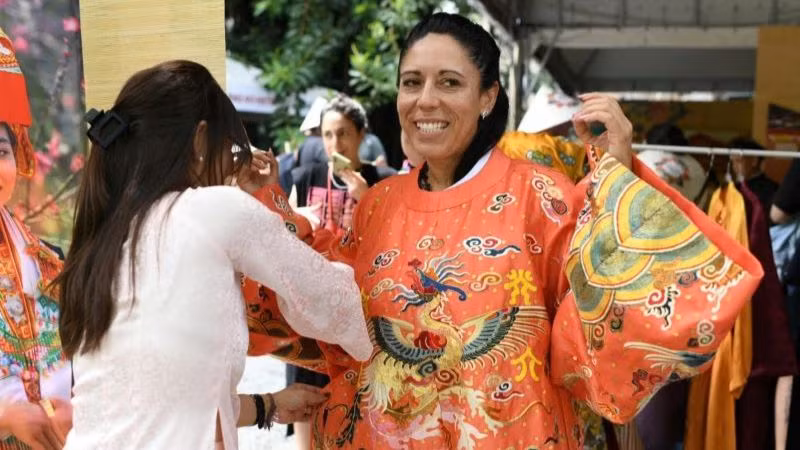 Người dân Brazil mặc thử cổ phục cung đình Việt Nam để cảm nhận lịch sử và văn hóa Việt. (ẢNH: BTC)