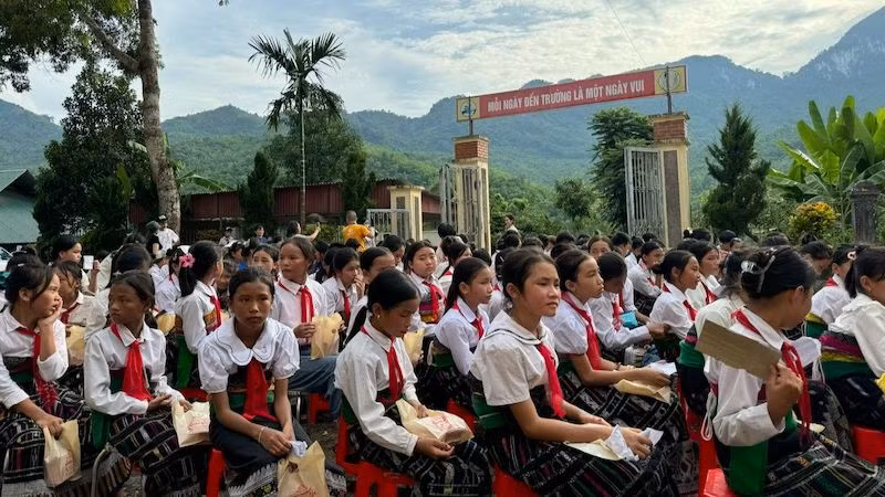 Những món quà đầu năm học mới mang đến niềm vui, động lực cho học trò vùng cao huyện Cẩm Thủy. (Ảnh: Ban tổ chức)