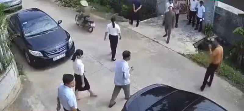 Ông N.T.D. đã xưng "mày-tao" sau khi kết thúc công việc và trên đường ra xe. (Ảnh cắt từ clip)