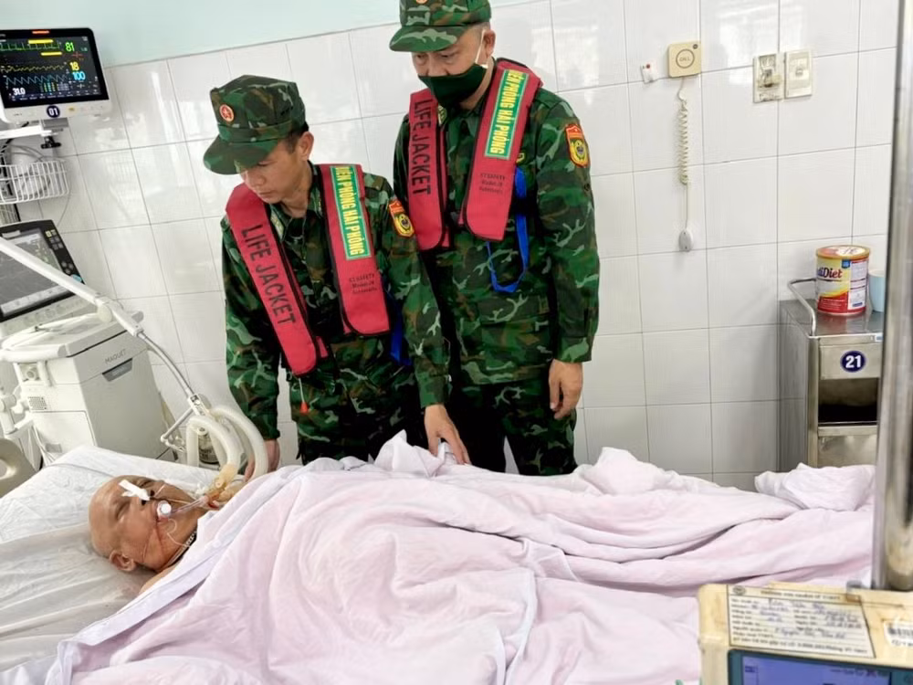 Nạn nhân được cán bộ, chiến sĩ Bộ đội Biên phòng đưa vào Bệnh viện Hữu Nghị Việt Tiệp Hải Phòng cấp cứu.