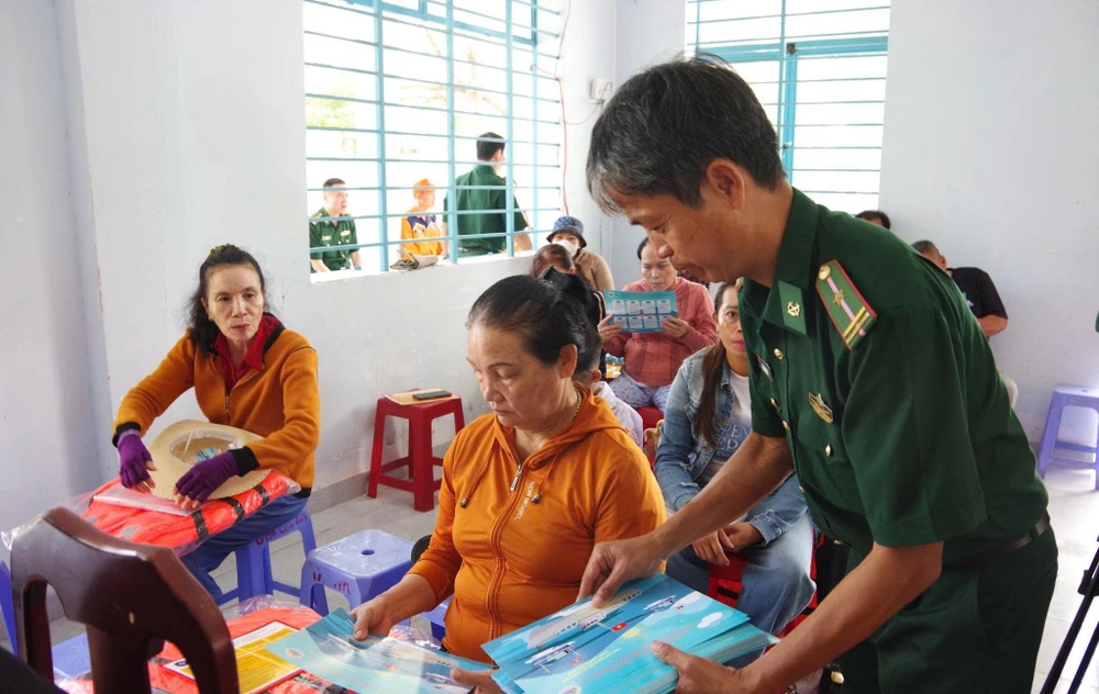 Lực lượng Biên phòng trao tặng áo phao và tài liệu pháp luật cho ngư dân. 