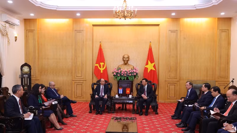 Đồng chí Nguyễn Xuân Thắng, Ủy viên Bộ Chính trị, Giám đốc Học viện Chính trị quốc gia Hồ Chí Minh, Chủ tịch Hội đồng Lý luận Trung ương tiếp và làm việc với ngài Đại sứ Đặc mệnh toàn quyền Cộng hòa Cuba tại Việt Nam Rogelio Polanco Fuentes.