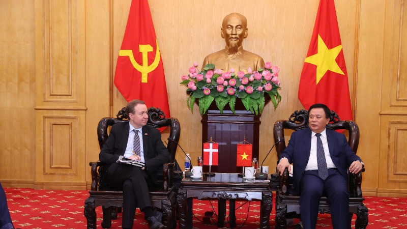 Đồng chí Nguyễn Xuân Thắng, Ủy viên Bộ Chính trị, Giám đốc Học viện Chính trị quốc gia Hồ Chí Minh, Chủ tịch Hội đồng Lý luận Trung ương làm việc với đoàn đại biểu cấp cao của Ủy ban Chính sách Đối ngoại Quốc hội Đan Mạch do ngài Michael Aastrup Jensen, Chủ tịch Đảng Tự do, Chủ nhiệm Ủy ban Chính sách Đối ngoại Quốc hội Đan Mạch làm Trưởng đoàn. 