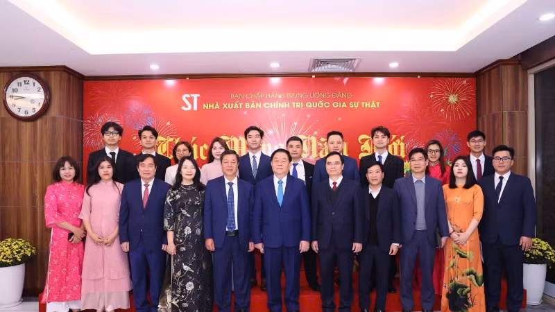 Đồng chí Nguyễn Trọng Nghĩa, Ủy viên Bộ Chính trị, Bí thư Trung ương Đảng, Trưởng Ban Tuyên giáo và Dân vận Trung ương cùng cán bộ, viên chức Nhà xuất bản Chính trị quốc gia Sự thật.