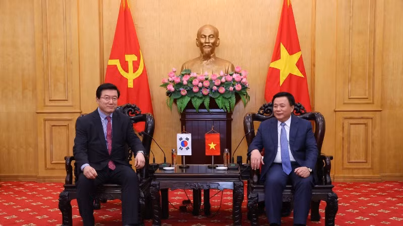Đồng chí Nguyễn Xuân Thắng, Ủy viên Bộ Chính trị, Giám đốc Học viện Chính trị quốc gia Hồ Chí Minh, Chủ tịch Hội đồng Lý luận Trung ương tiếp và làm việc với Giáo sư Young-Sup Joo, Chủ tịch Hội đồng Khoa học và Công nghệ Hàn Quốc, Chủ tịch Hiệp hội Đổi mới sáng tạo Kỹ thuật số Hàn Quốc.